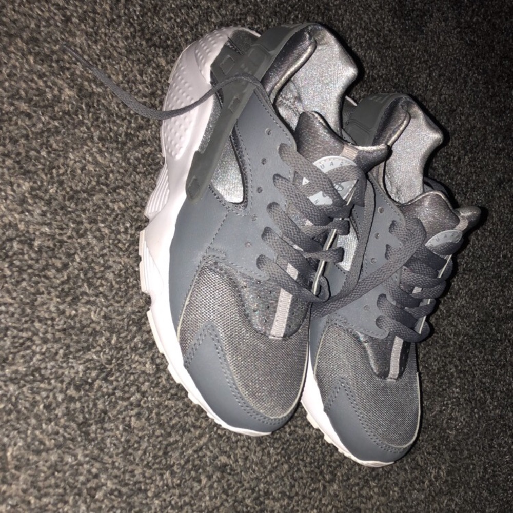 Gray Nike harauches